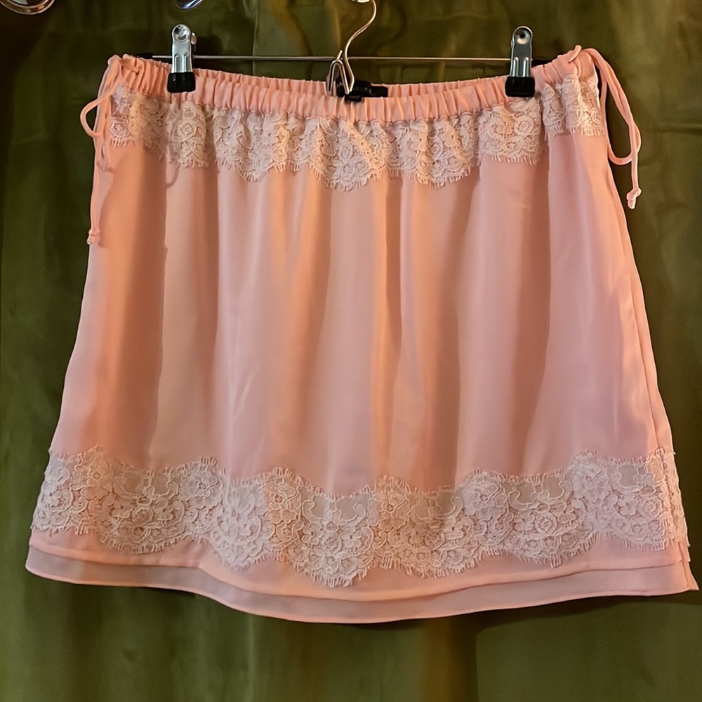 pink and white lace skirt with bows